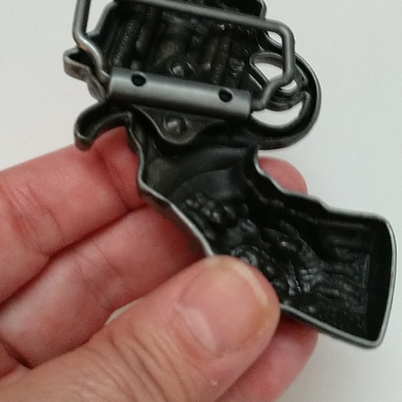 New Cast Metal Belt Buckle Revolver with Skull - Picture 7 of 12